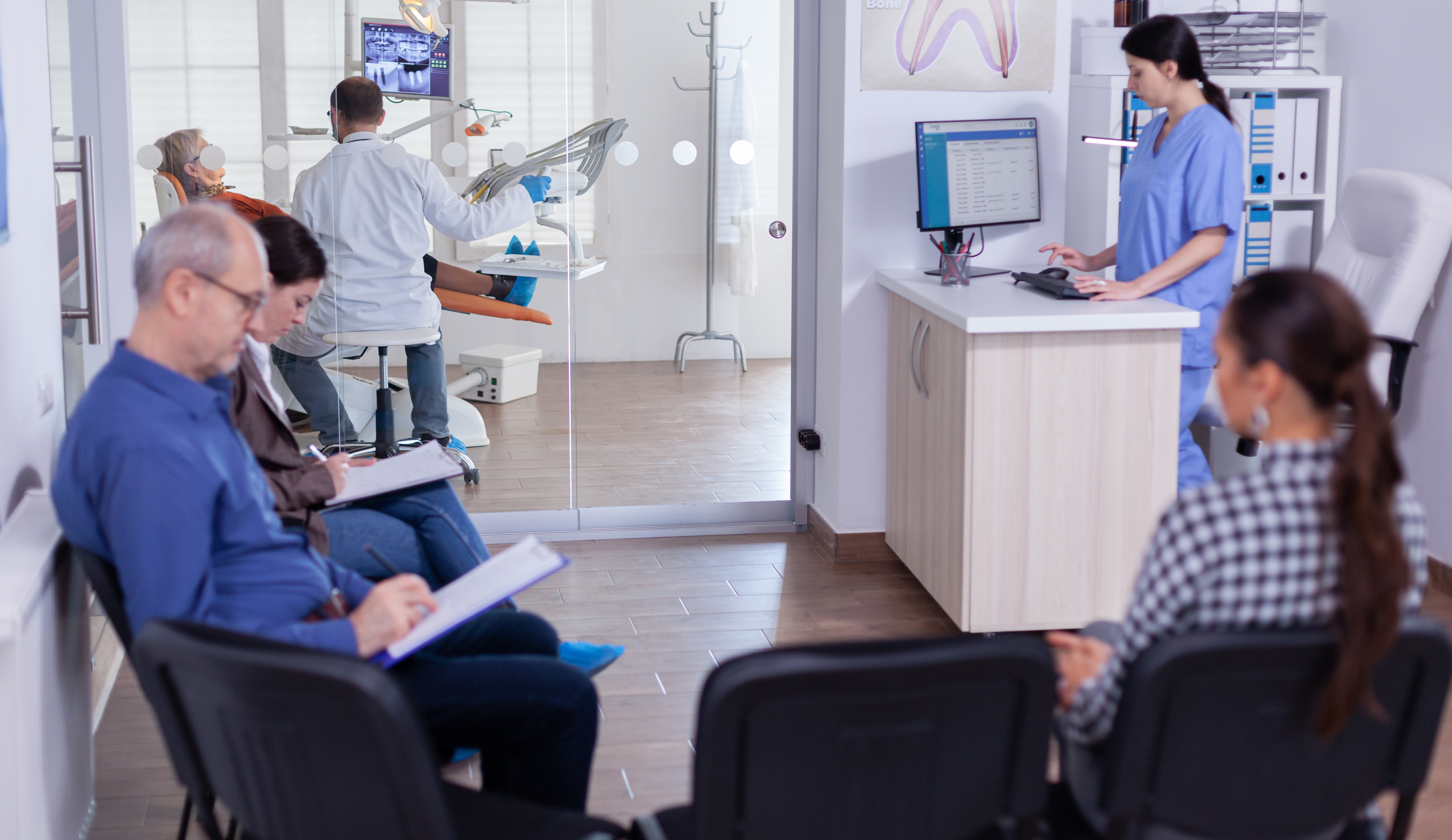 Praxis-Wartezimmer mit Empfang und Behandlungsraum